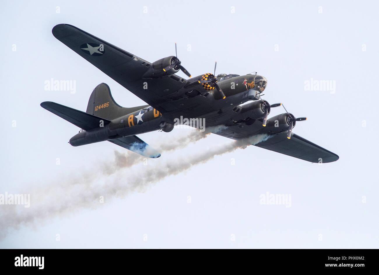 B-17 piano bombardiere Sally B battenti a Bournemouth Air Festival Foto Stock