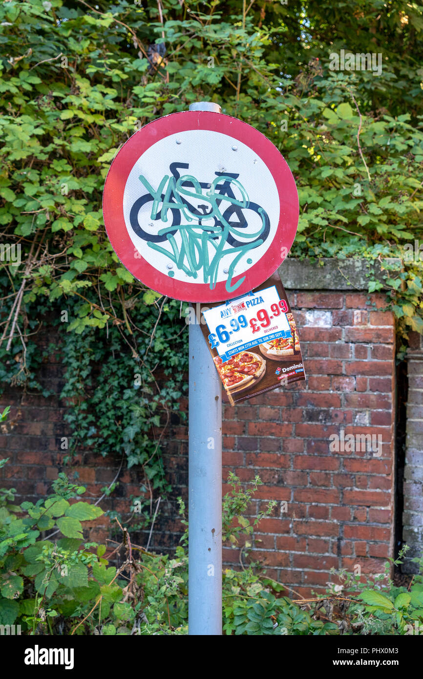 Soggetto ad atti vandalici nessun segno di ciclismo e pizza advert flyer Foto Stock