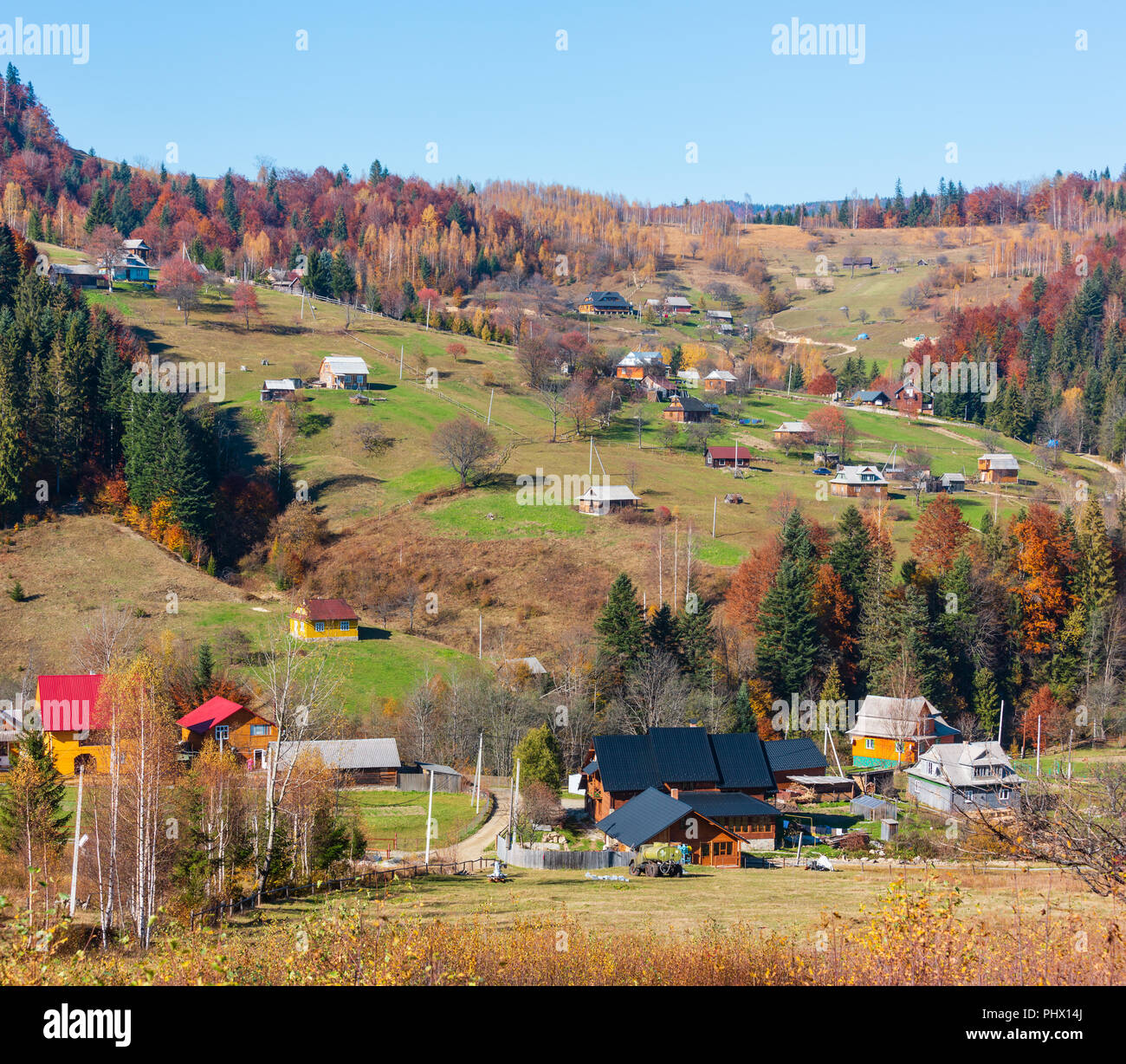 In autunno il villaggio dei Carpazi (Ucraina). Foto Stock