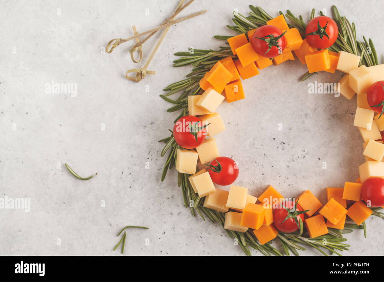 Ghirlanda di Natale di spuntini fatti di formaggio e pomodori. Natale sfondo alimentare concetto. Foto Stock