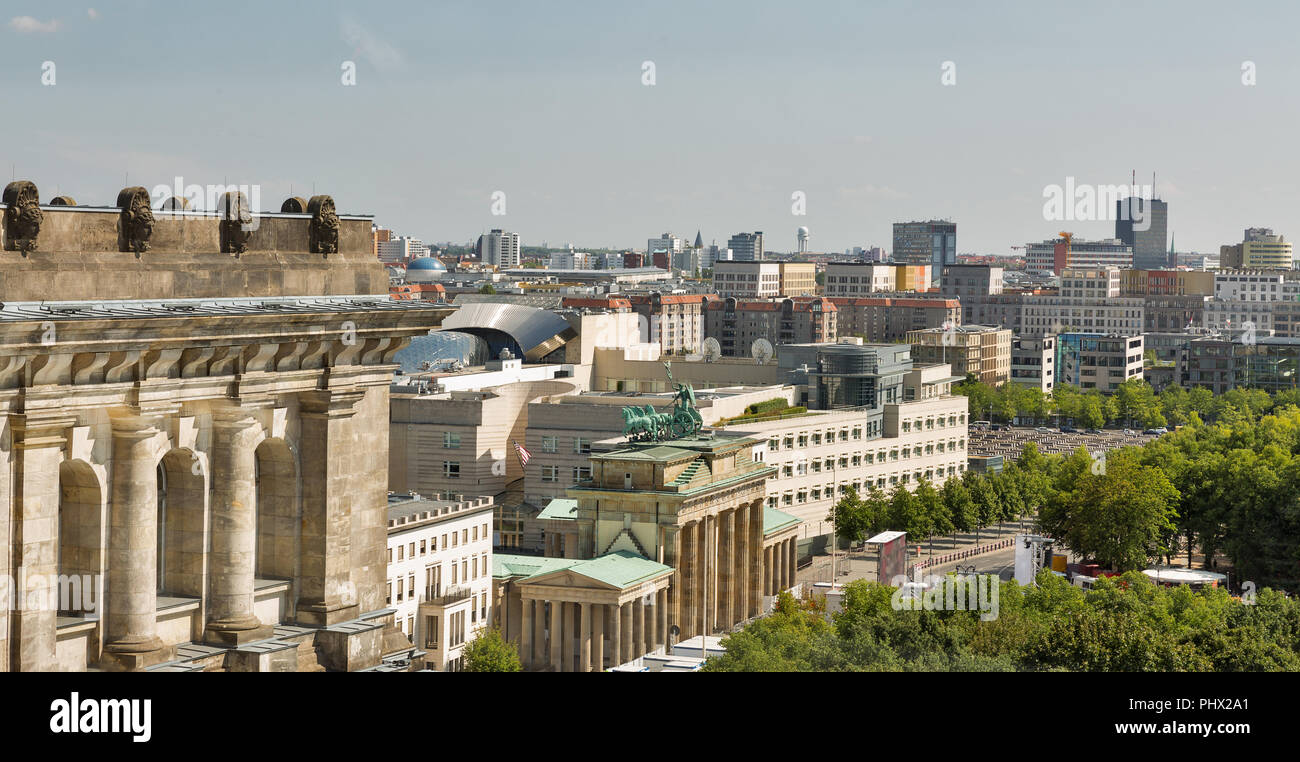 Paesaggio urbano di Berlino con Bandenburg gate e Edificio del Reichstag, Germania Foto Stock