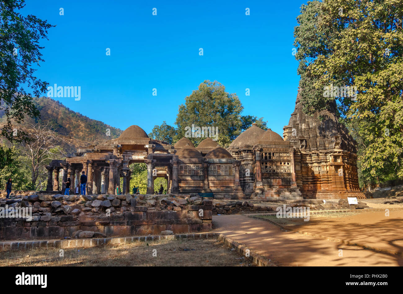 Rovine della bella pietra sculture di Dio e della dea di Jain e templi indù dal 15 D.C. al Polo foresta in Sabarkantha, Gujarat, India Foto Stock