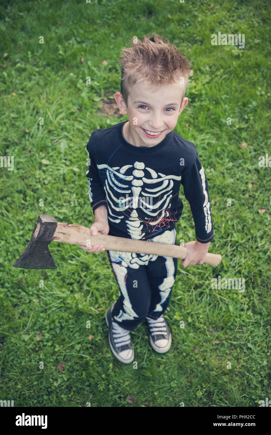 Scheletro di Halloween ragazzo con ax,spooky. Foto Stock