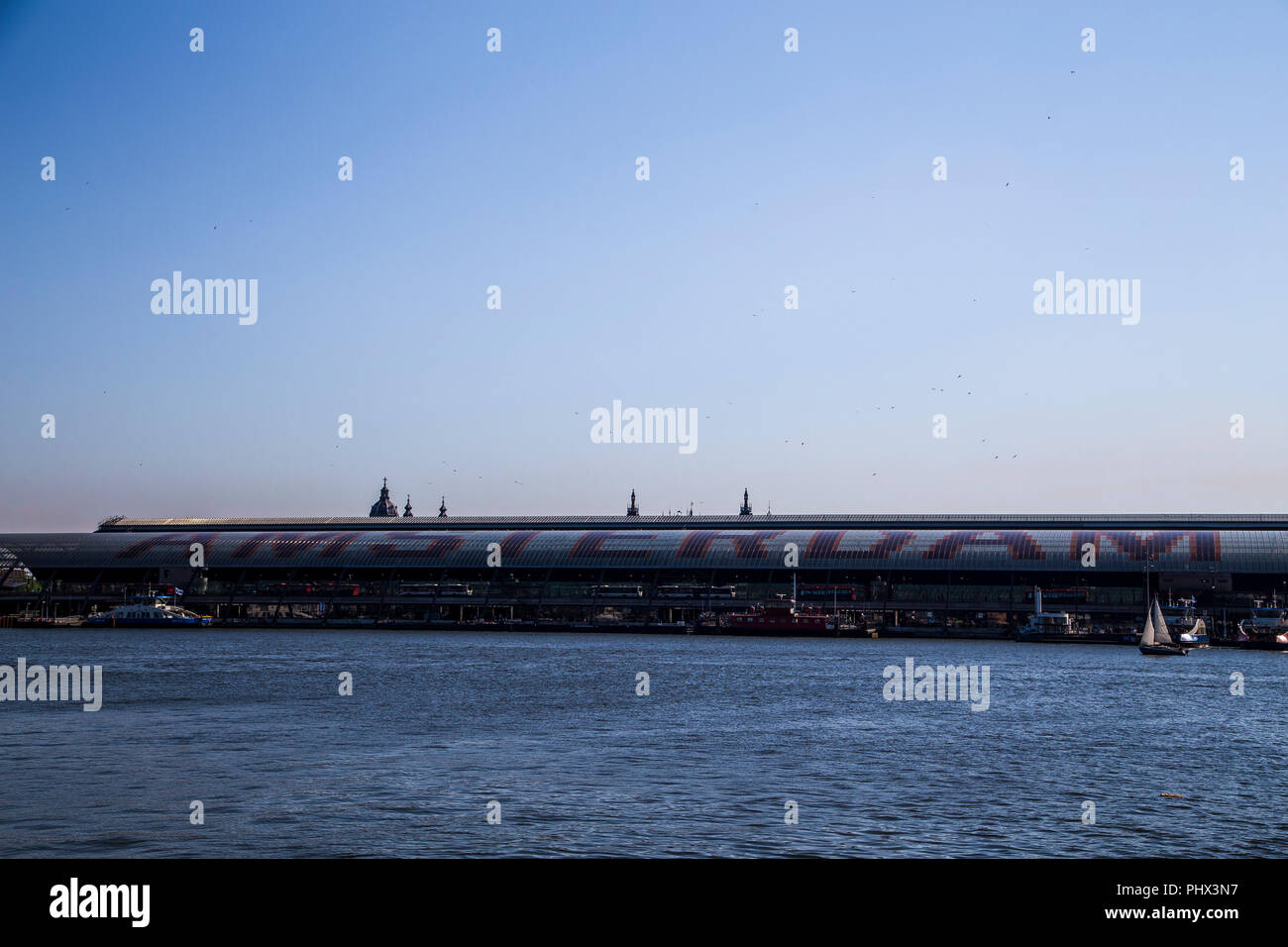 'Amsterdam Centraal stazione ferroviaria di Amsterdam, Paesi Bassi Foto Stock