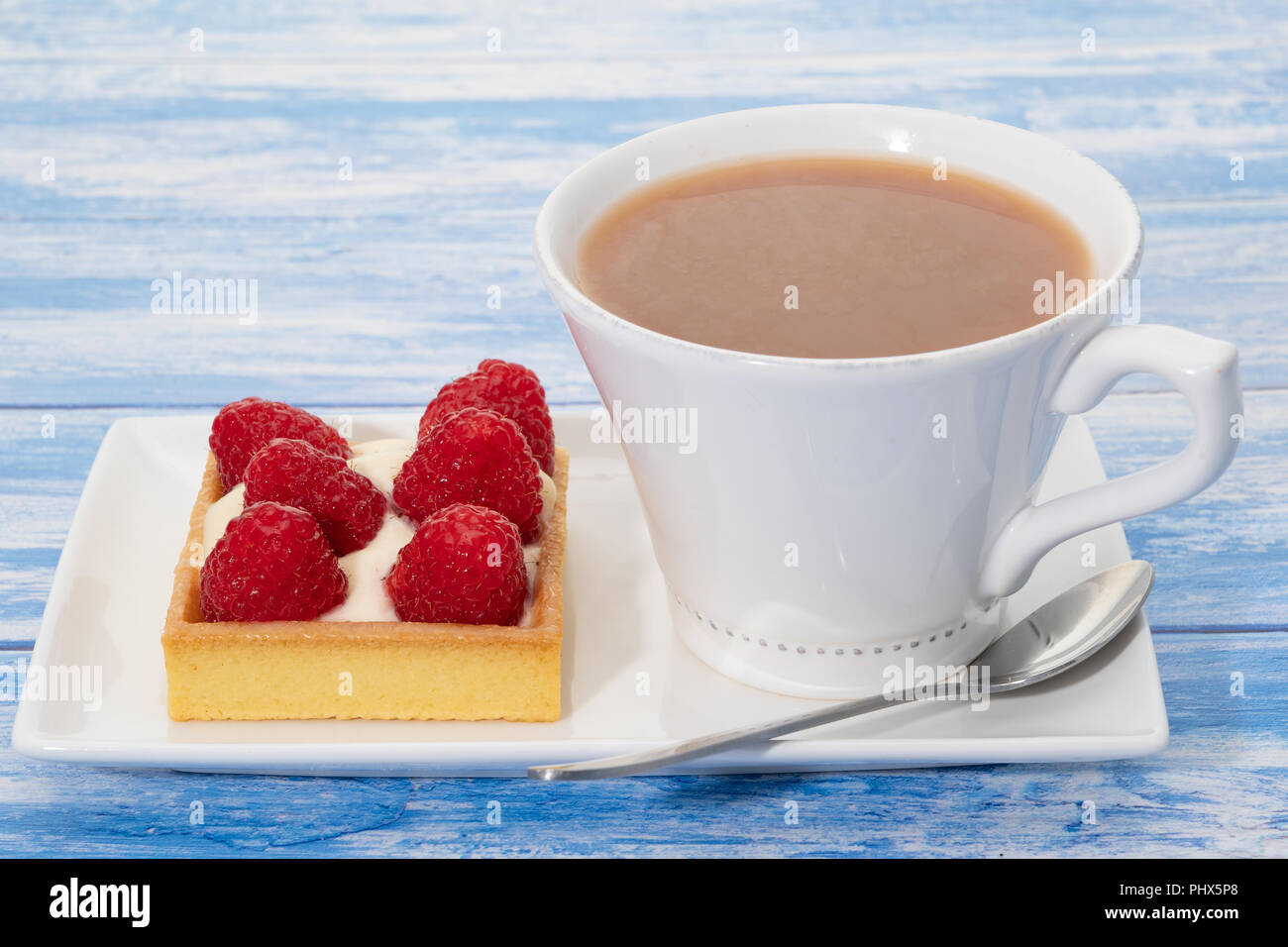 Lampone crostata con una bevanda calda Foto Stock