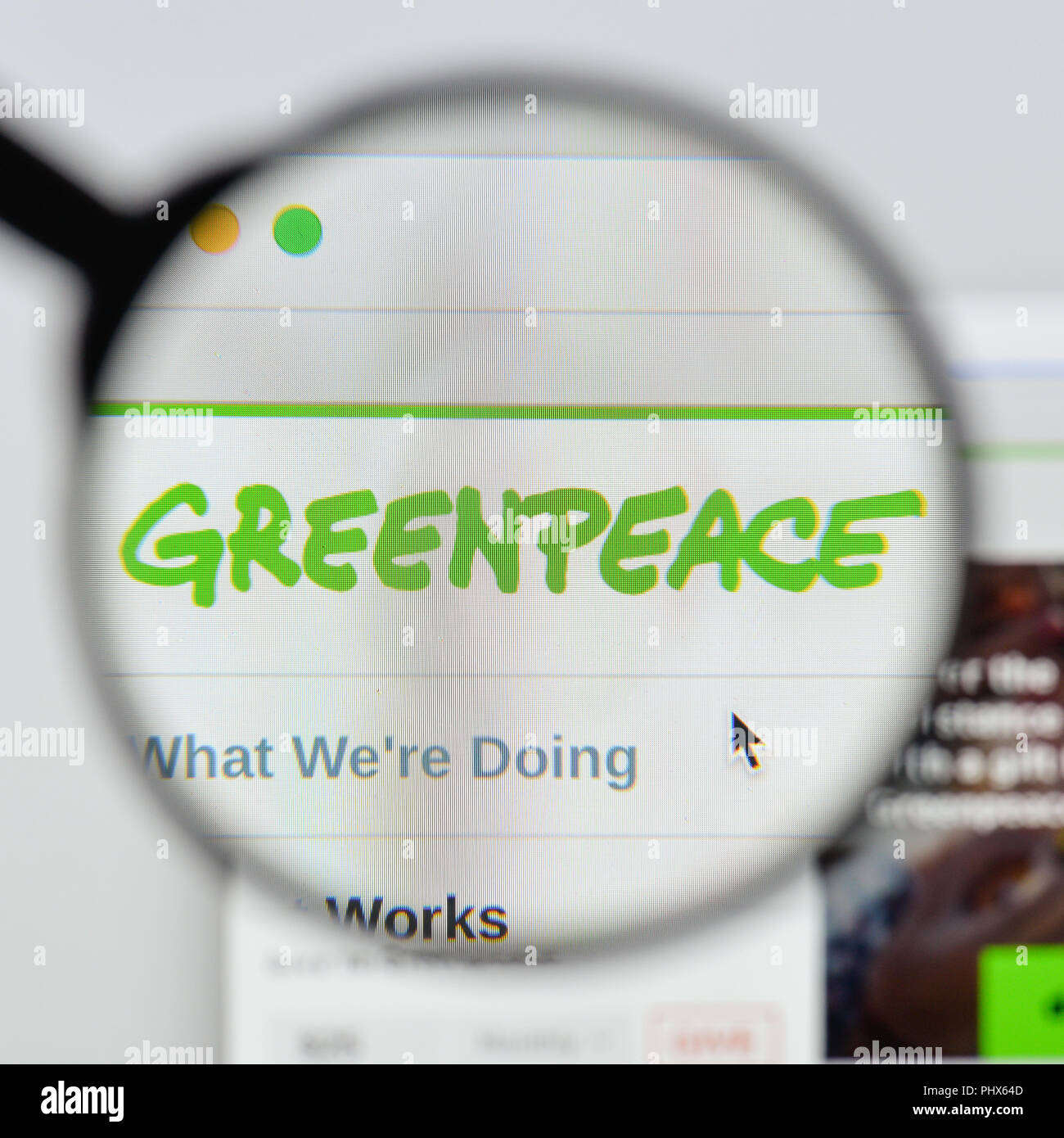 Milano, Italia - 20 agosto 2018: Sito web Greenpeace homepage. Il logo di Greenpeace visibile. Foto Stock