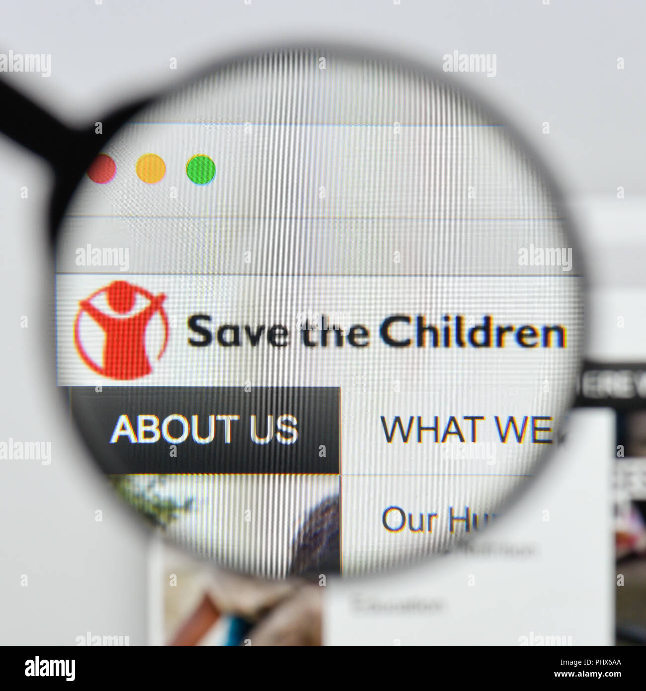 Milano, Italia - 20 agosto 2018: salvare il sito web dei bambini homepage. Salvare i bambini logo visibile. Foto Stock