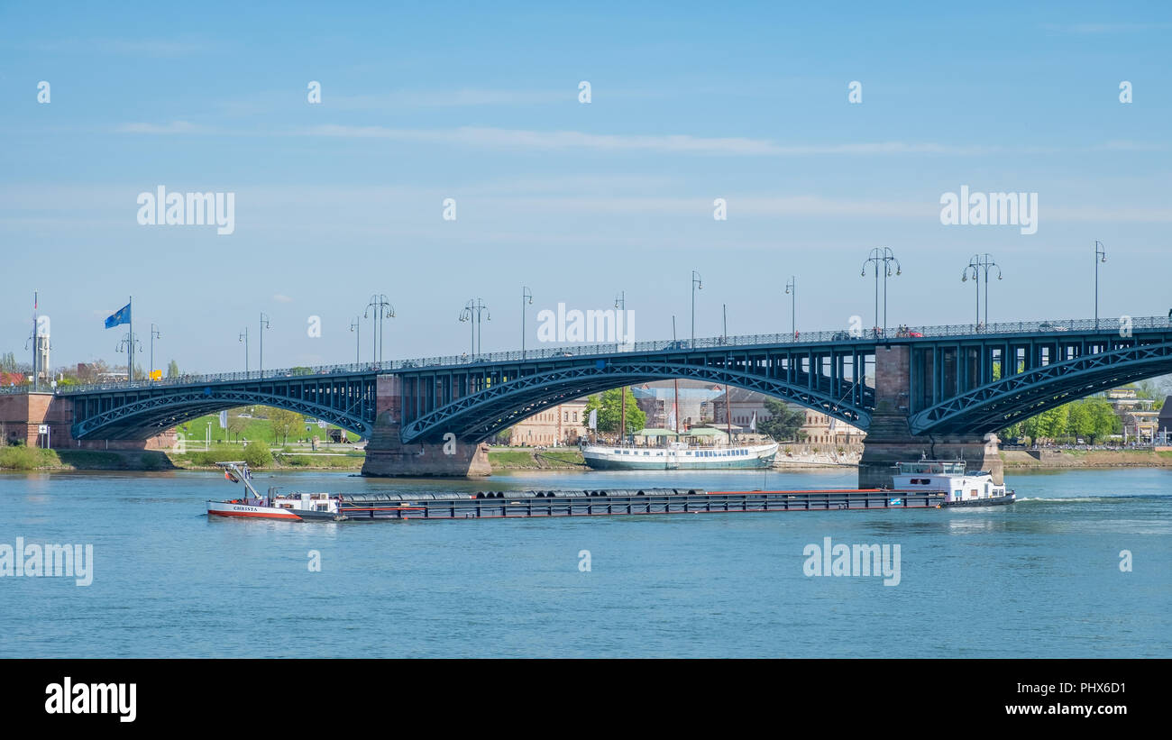 Chiatte che trasportano grandi rocchetti di filo metallico si sposta lungo il fiume Reno sotto un ponte in Germania, Foto Stock