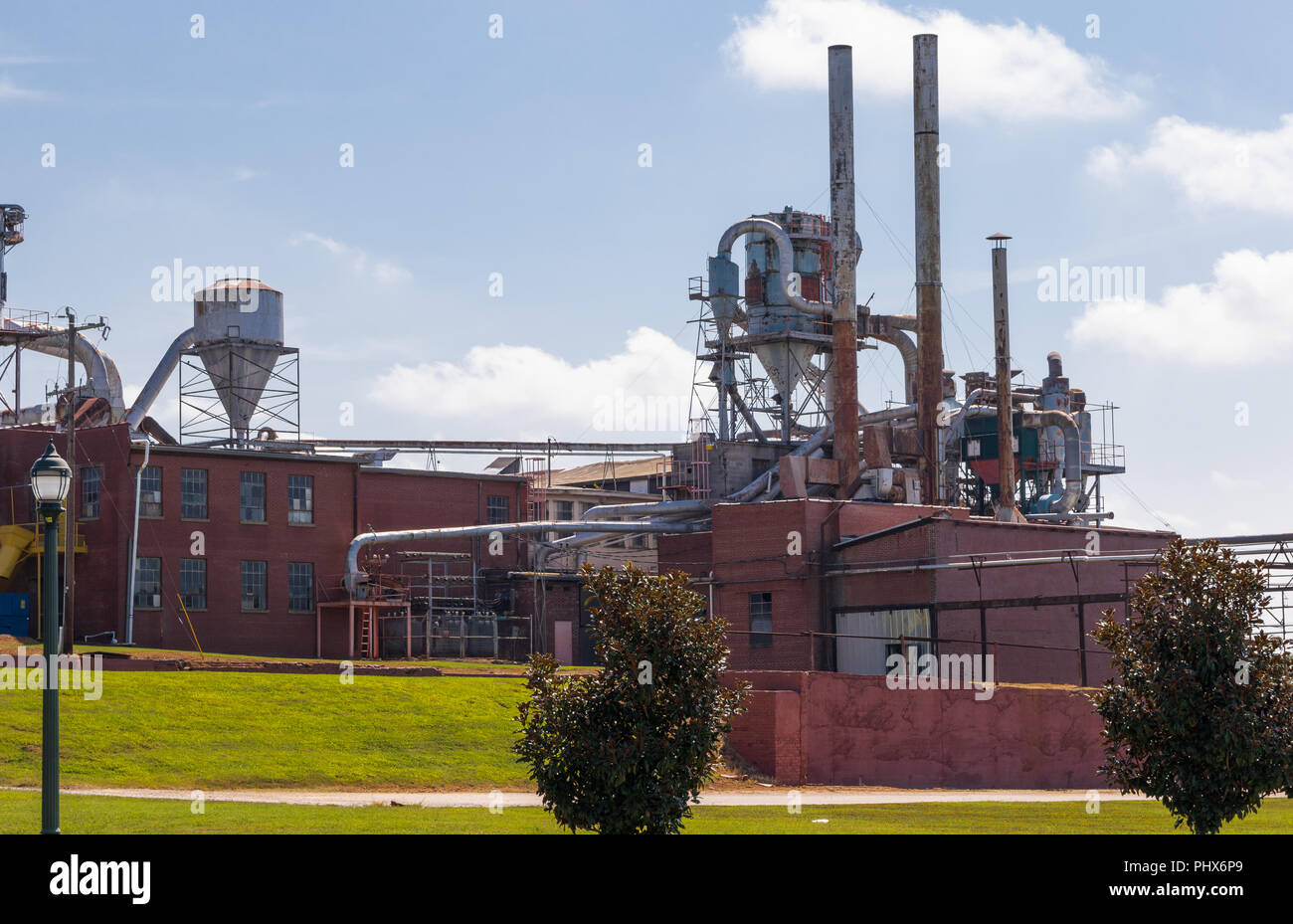 HICKORY, North Carolina, Stati Uniti d'America-9/1/18: edifici, polvere raccolta e le bocchette di scarico a Hickory Manufacturing Co., un arredamento in legno maker. Foto Stock