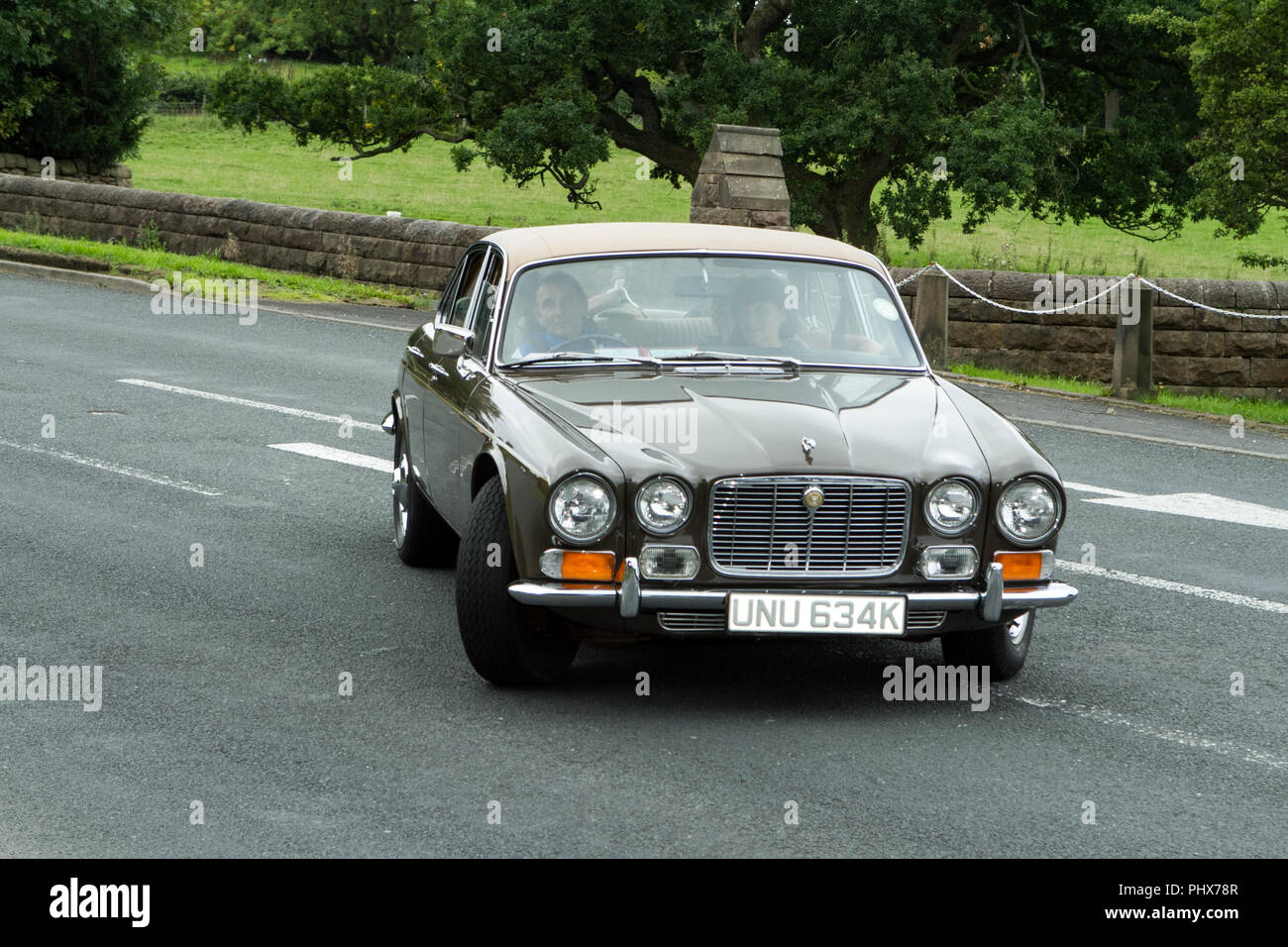 Brown Jaguar XJ6 a Hoghton Tower classico annuale vintage auto da rally, REGNO UNITO Foto Stock