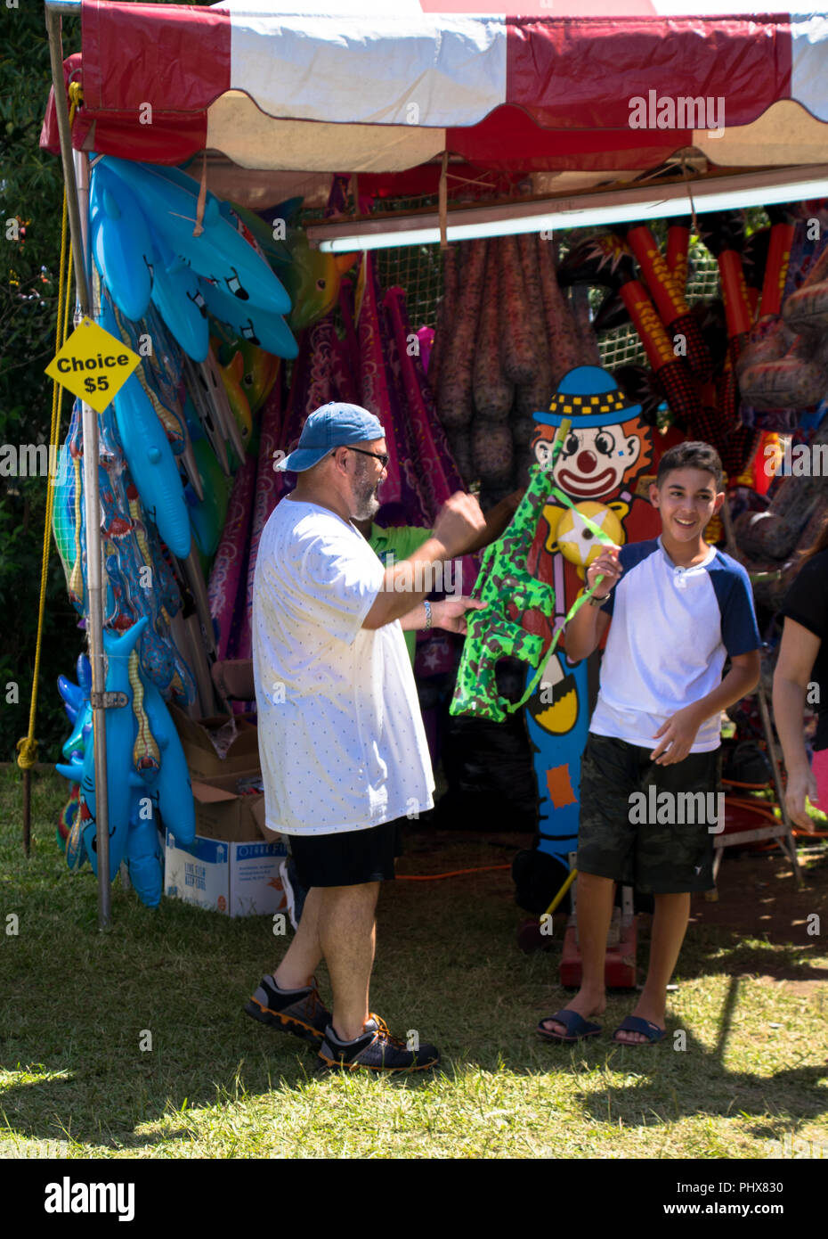 Persone che cercano la loro fortuna in un gioco di carnevale al Matthews viva street faor fine settimana del Labor Day in Matthews NC USA Foto Stock