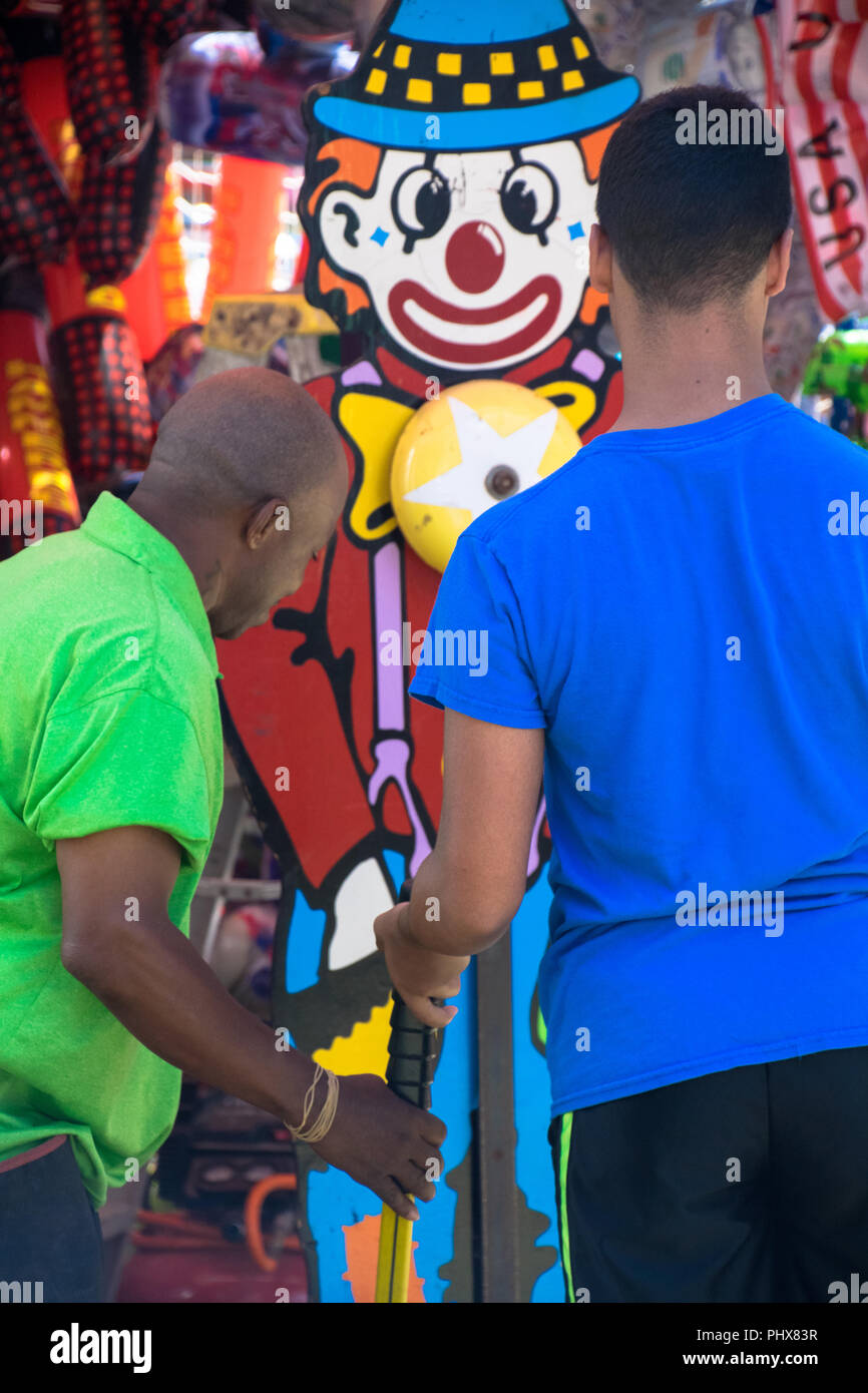 Persone che cercano la loro fortuna in un gioco di carnevale al Matthews viva street faor fine settimana del Labor Day in Matthews NC USA Foto Stock