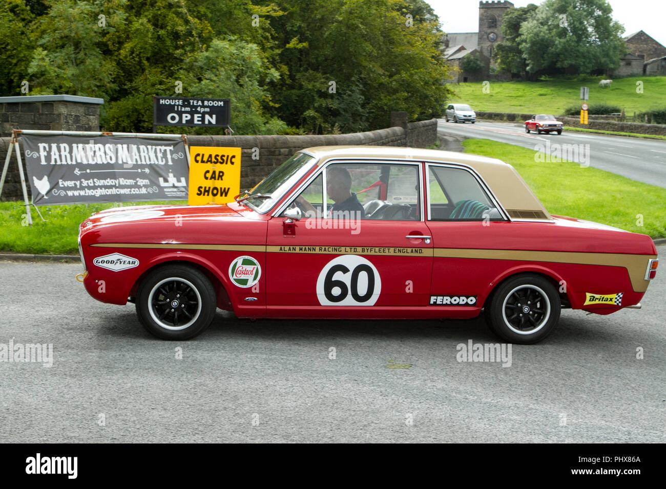 Oro Rosso Ford Cortina Super a Hoghton Tower classico annuale vintage auto da rally, Preston Regno Unito Foto Stock