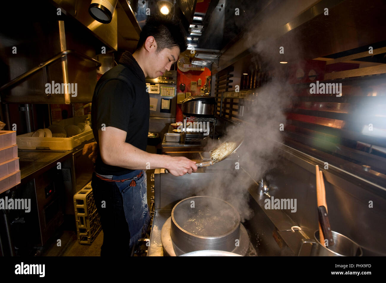 Store manager Yusuke Osako prepara tagliatelle in cucina a Hakata Ippudo Ramen del negozio principale in il Daimyo distretto della Città di Fukuoka, Prefetto di Fukuoka Foto Stock