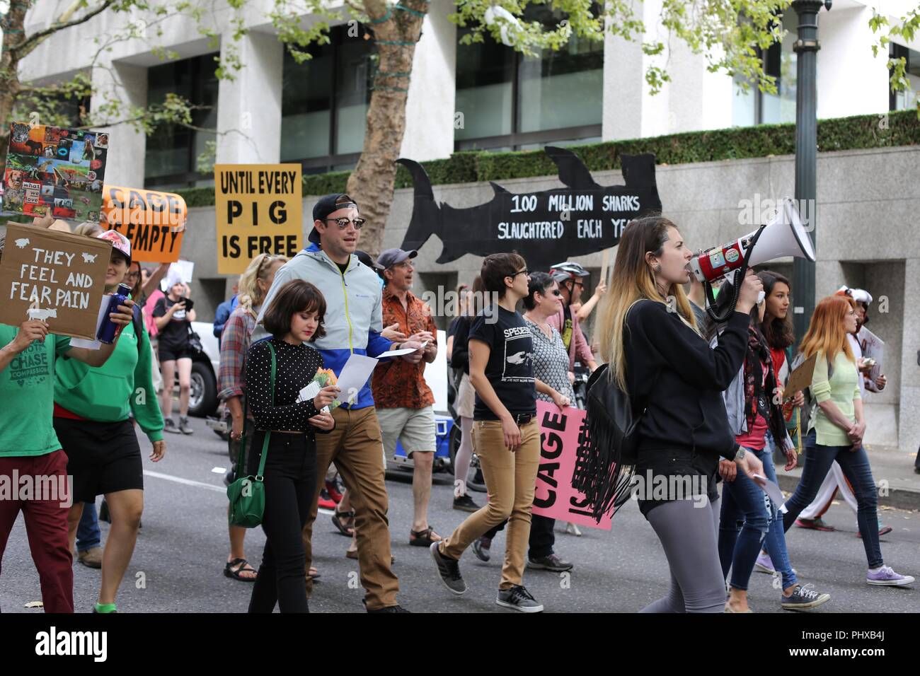 Gli attivisti si riuniscono e marzo per i diritti degli animali a Portland, Oregon, Stati Uniti d'America. Foto Stock