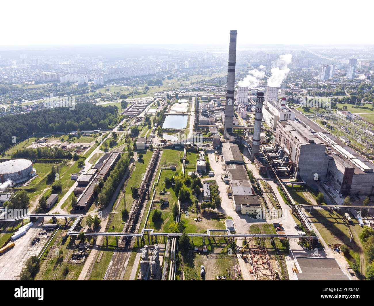 Città area industriale. Il calore power station con torri di raffreddamento. drone fotografia Foto Stock