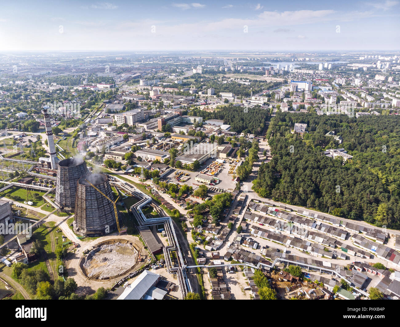 Panorama dell'antenna della stazione di potenza. urban zona industriale. drone fotografia Foto Stock