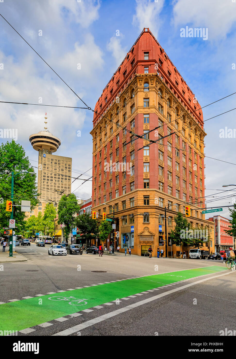 Agosto 03, 2018 - Vancouver, Canada: storico stile Secondo Impero Dominion edificio di Gastown con il Vancouver Lookout in background Foto Stock