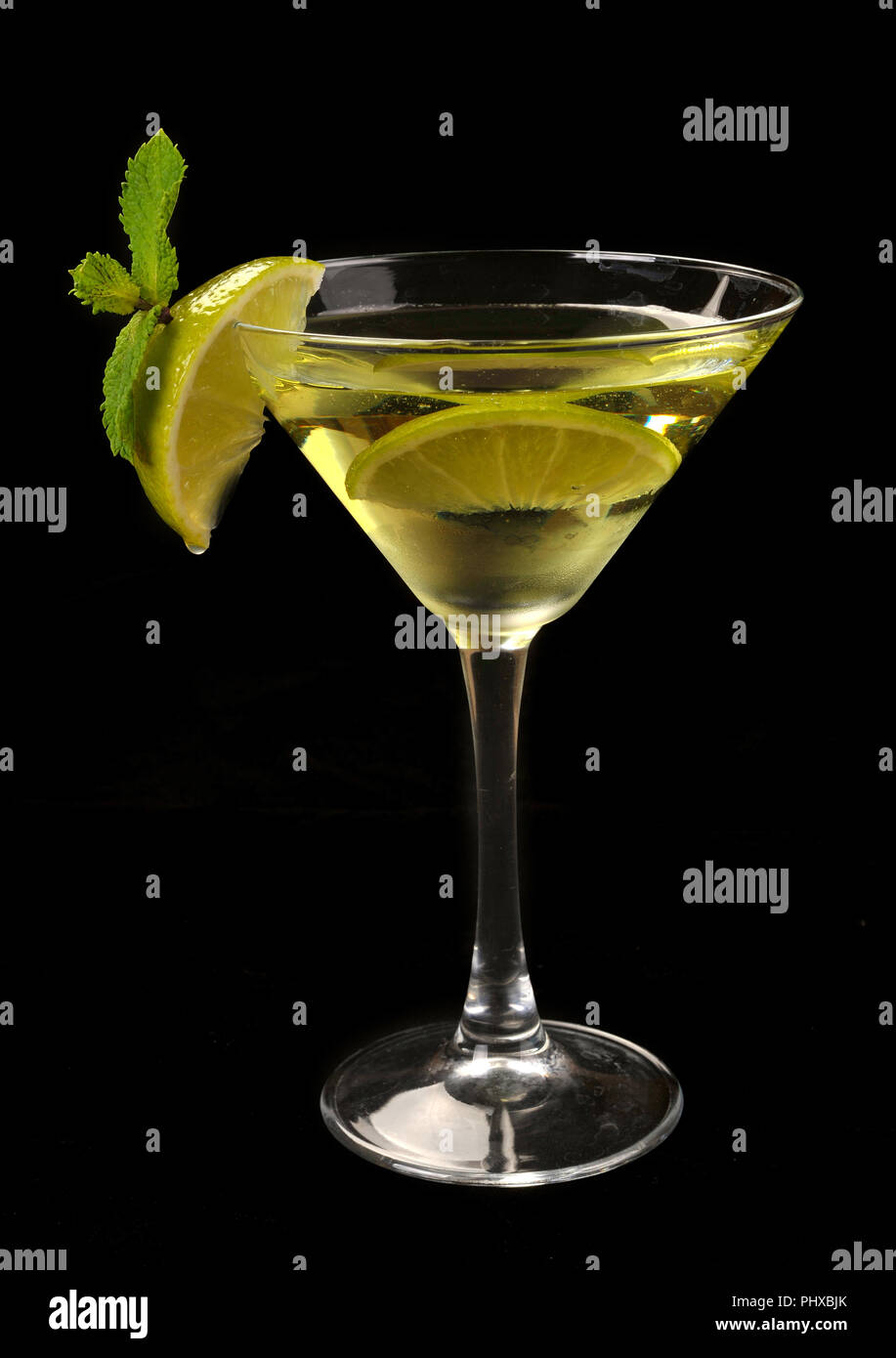 Martini cocktail con calce in nero Foto Stock
