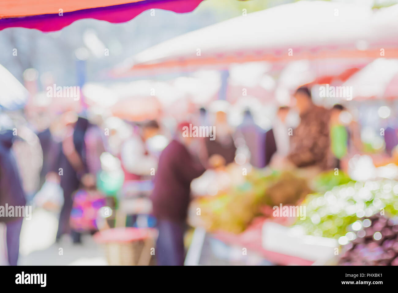 Sfocare lo sfondo di persone lo shopping al mercato dei prodotti freschi fair in giornata soleggiata.la sfocatura dello sfondo con bokeh di fondo Foto Stock
