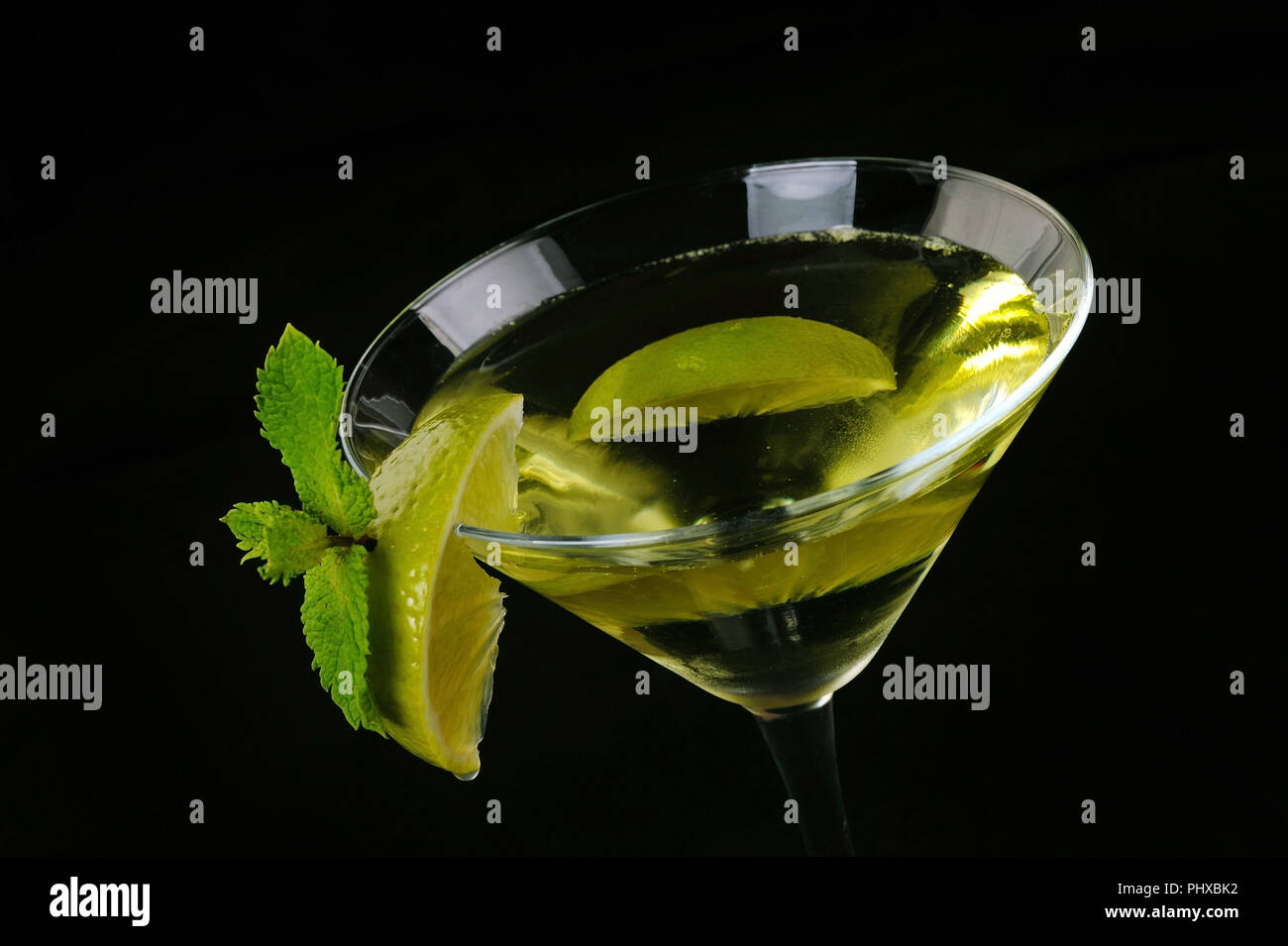 Martini cocktail con calce in nero Foto Stock