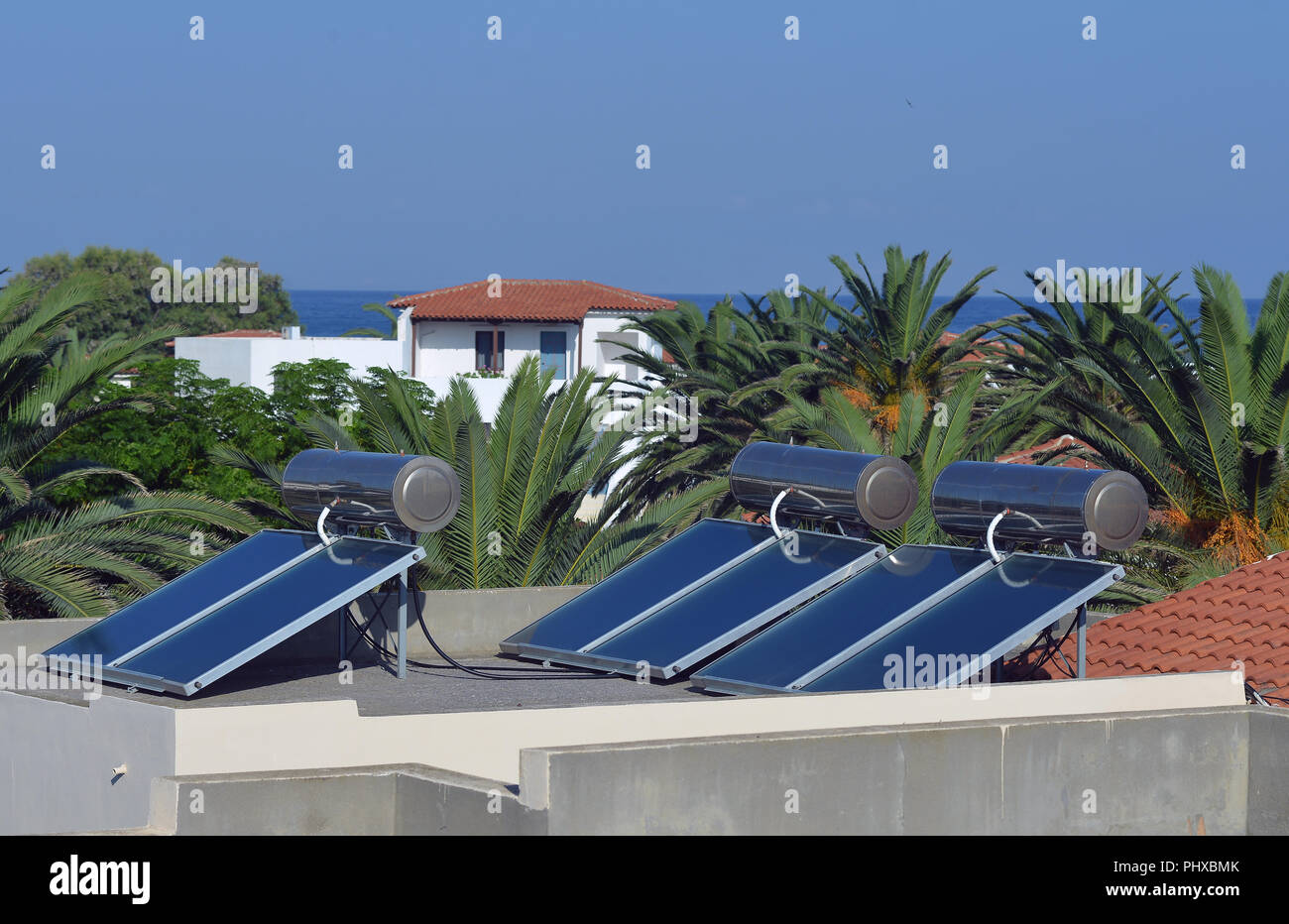 Pannelli solari sul tetto dell'hotel Foto Stock