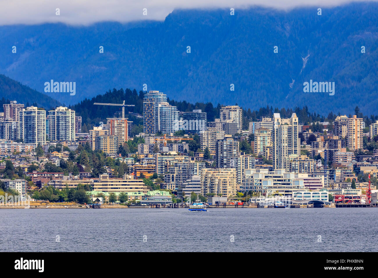 Vancouver North Shore skyline e waterfront cityscape con Grouse Mountain in un giorno nuvoloso in British Columbia, Canada Foto Stock