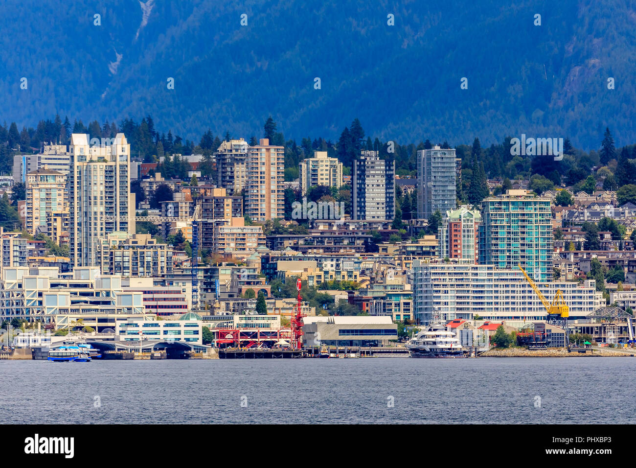 Vancouver North Shore skyline e waterfront cityscape con Grouse Mountain in un giorno nuvoloso in British Columbia, Canada Foto Stock