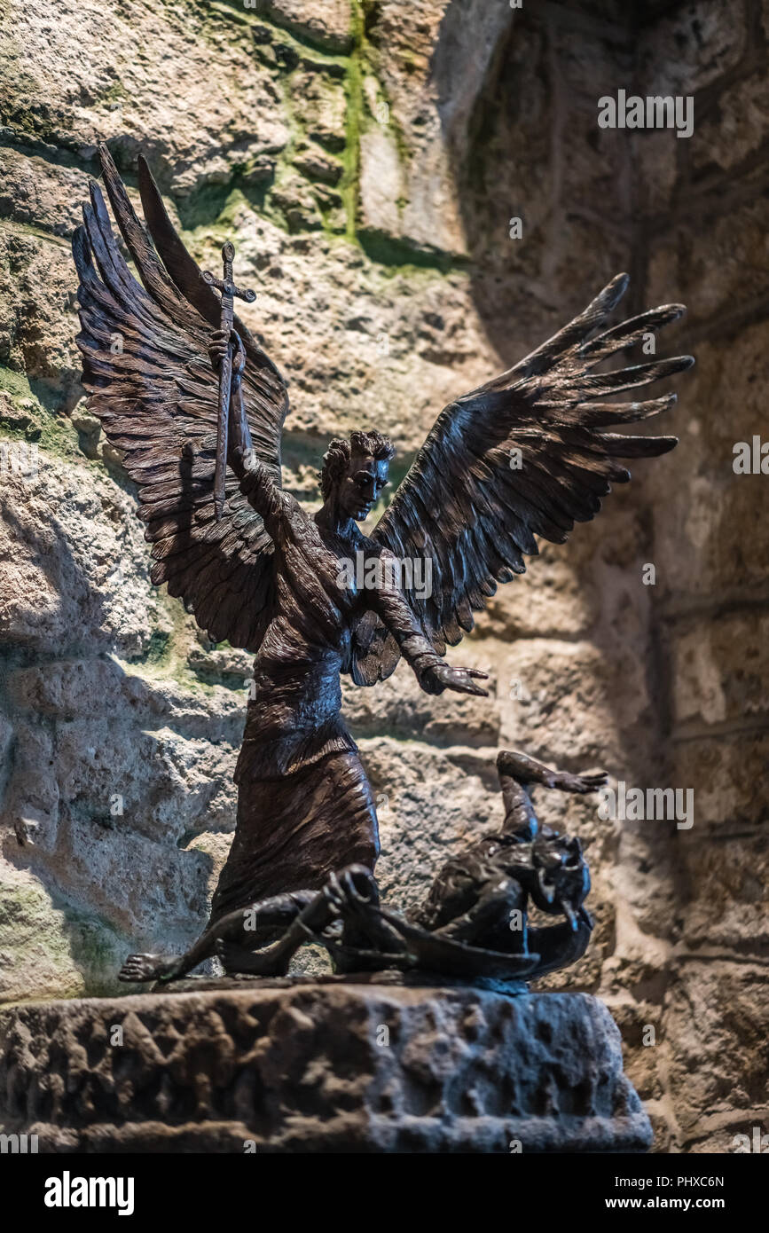 Marazion, Inghilterra - Maggio 2018 : Scultura raffigurante angelo demone di uccisione o del diavolo in St Michael's Mount cappella del castello, Cornwall, Regno Unito Foto Stock