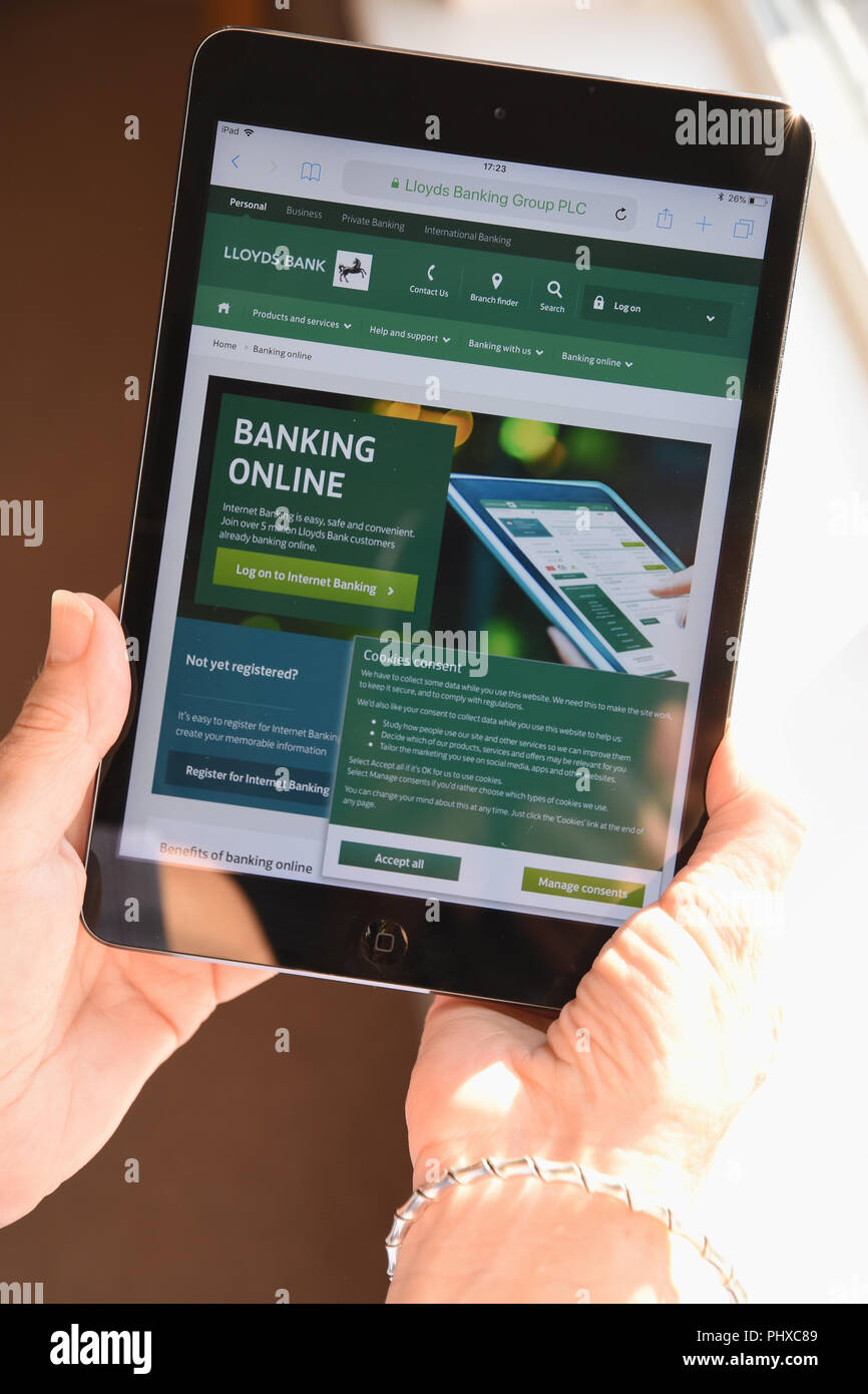 Close-up di Apple sullo schermo di iPad che mostra una pagina web per internet Lloyds Banking. Foto Stock