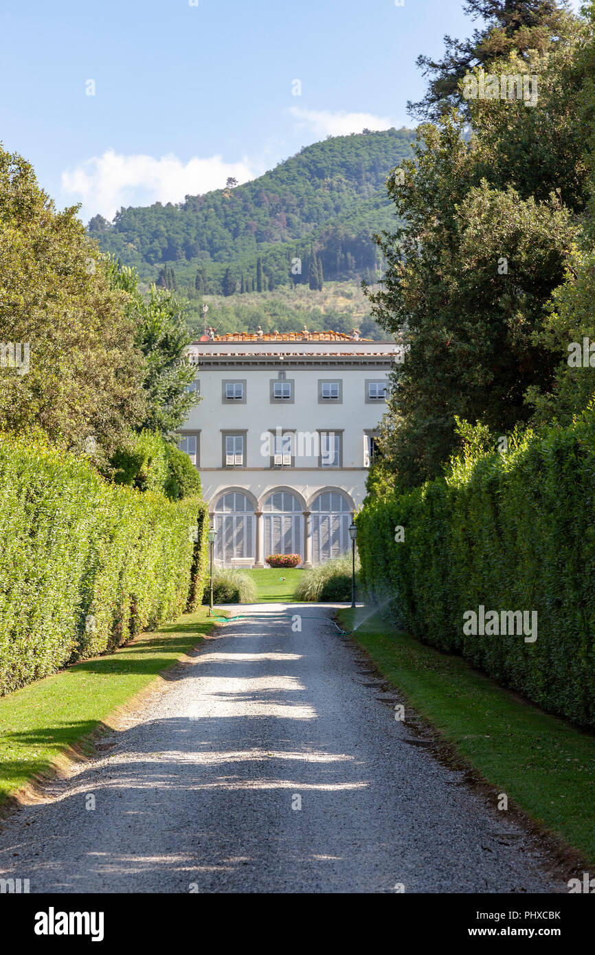 La Villa Grabau, a Lucca (Toscana - Italia). Edificio neoclassico, la villa si presenta ai visitatori di vedere un nove ettari di giardini giardino botanico. Foto Stock