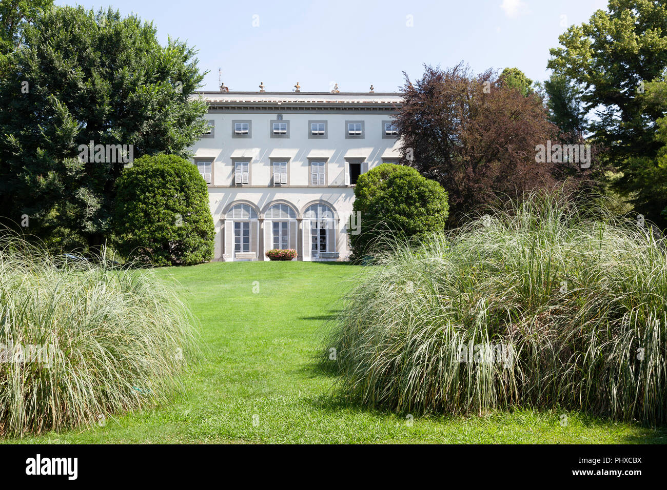 La Villa Grabau, a Lucca (Toscana - Italia). Edificio neoclassico, la villa si presenta ai visitatori di vedere un nove ettari di giardini giardino botanico. Foto Stock