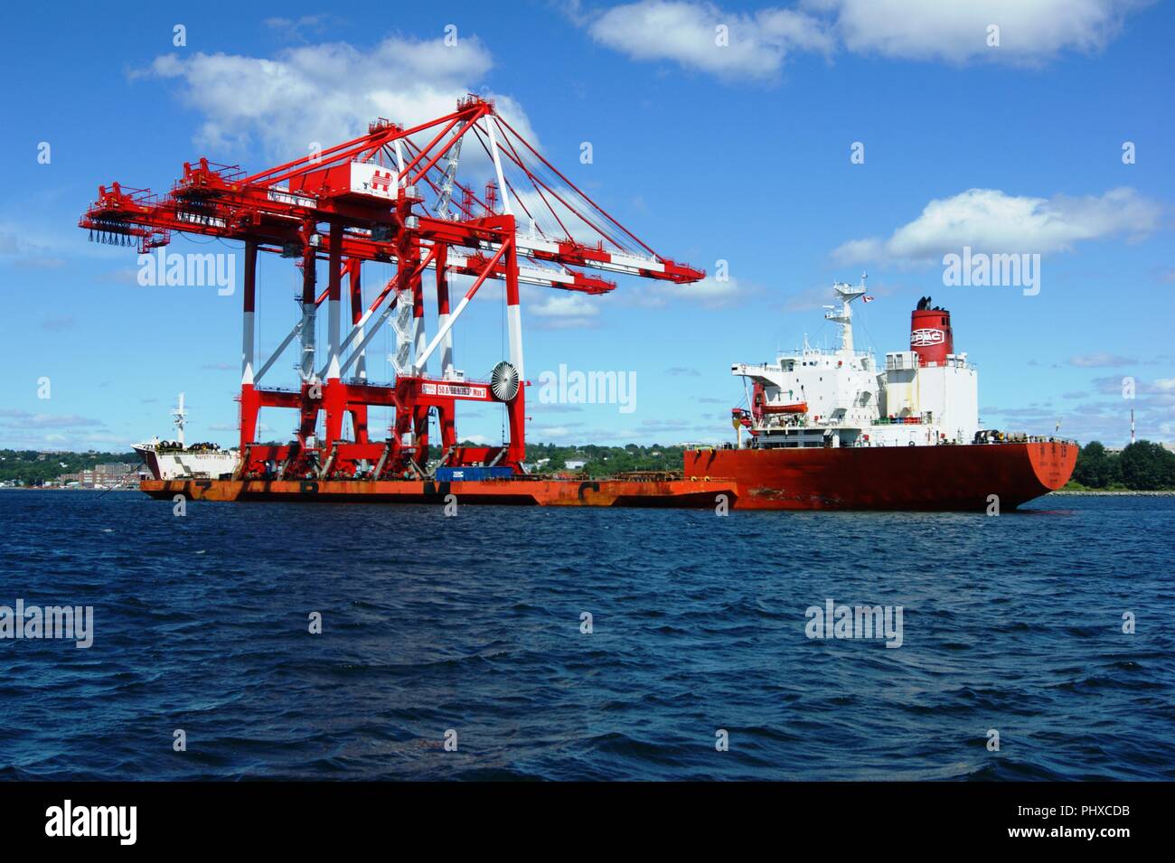 Il sollevamento pesante nave Zhen Hua 19 nel porto di Halifax, Nova Scotia, Canada Foto Stock