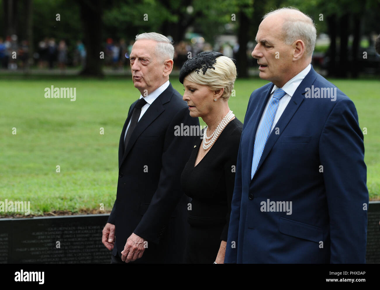 Washington, Distretto di Columbia, Stati Uniti d'America. 1 Sep, 2018. Stati Uniti Il Segretario della Difesa James Mattis, il generale John Kelly, Capo del Personale della Casa Bianca e Cindy McCain, moglie del tardo il senatore John McCain, partono dopo la posa di una corona di cerimoniale di onorare tutte le cui vite sono state perse durante la Guerra del Vietnam presso il Memoriale dei Veterani del Vietnam a Washington, Stati Uniti, 1 settembre 2018. Credito: Maria F. Calvert/Piscina via CNP Credito: Maria F. Calvert/CNP/ZUMA filo/Alamy Live News Foto Stock