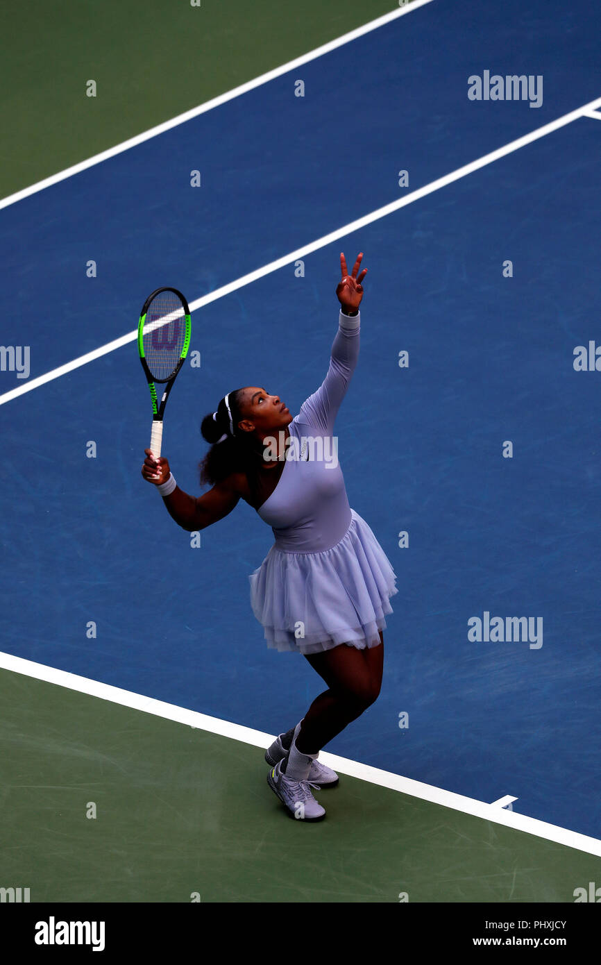 New York, Stati Uniti. 02Sep, 2018. Flushing Meadows, New York - 2 Settembre 2018: US Open Tennis: Serena Williams che serve a Kala Kanepi di Estonia durante il loro quarto round corrisponde a US Open a Flushing Meadows, New York. Williams ha vinto in tre set. Credito: Adam Stoltman/Alamy Live News Foto Stock