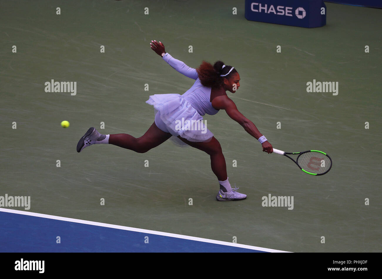 New York, Stati Uniti. 02Sep, 2018. Flushing Meadows, New York - 2 Settembre 2018: US Open Tennis: Serena Williams raggiunge per il rovescio di Kala Kanepi di Estonia durante il loro quarto round corrisponde a US Open a Flushing Meadows, New York. Williams ha vinto in tre set. Credito: Adam Stoltman/Alamy Live News Foto Stock