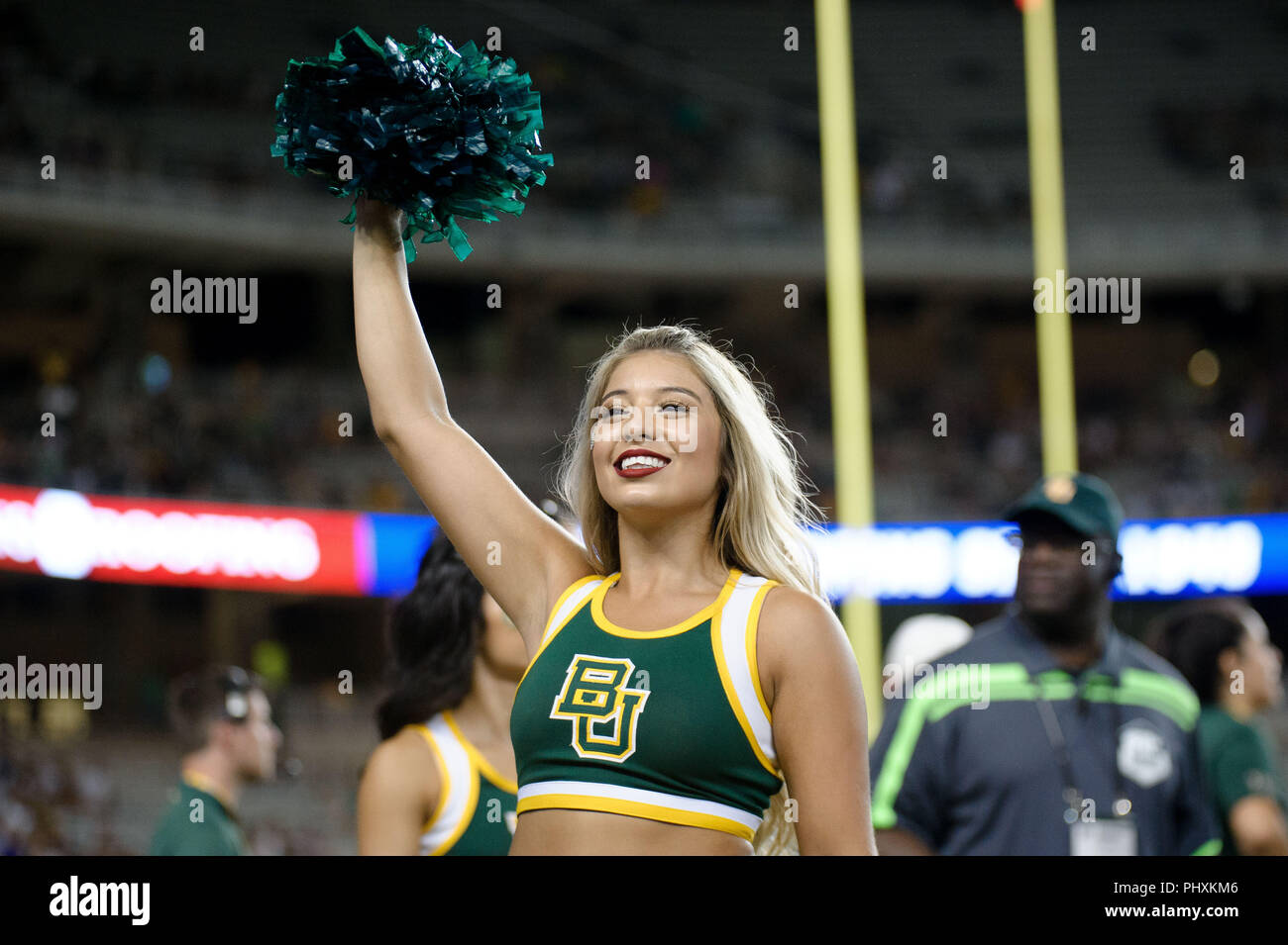 Waco, Texas, Stati Uniti d'America. 1 Sep, 2018. Baylor Bears cheerleaders durante la seconda metà del NCAA Football gioco tra Abilene Christian Wildcats e Baylor porta a McLane Stadium di Waco, Texas. Matthew Lynch/CSM/Alamy Live News Foto Stock