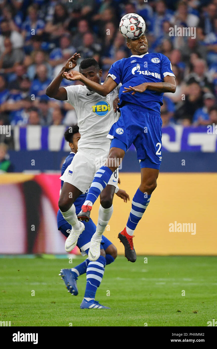 Gelsenkirchen (Germania). 2 Sep, 2018. Naldo (R) di FC Schalke 04 vies con Salomon Kalou di Hertha Berlino durante la Bundesliga tedesca partita di calcio tra FC Schalke 04 e Hertha Berlino a Gelsenkirchen, Repubblica federale di Germania il 7 settembre 2, 2018. Credito: Ulrich Hufnagel/Xinhua/Alamy Live News Foto Stock