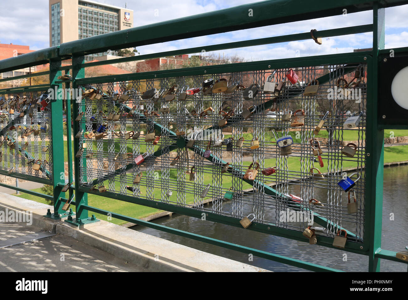 Adelaide Australia. Il 3 settembre 2018. Amore blocca continuano ad essere attaccato ad una passerella di Adelaide nonostante i rischi in termini di sicurezza e di pericolo per i pedoni e i ciclisti. I lucchetti ha cominciato a comparire sul ponte al di fuori dell'Università di Adelaide nei primi mesi del 2013 per innamorati che simboleggia il loro amore e il numero ha continuato a crescere Credito: amer ghazzal/Alamy Live News Foto Stock