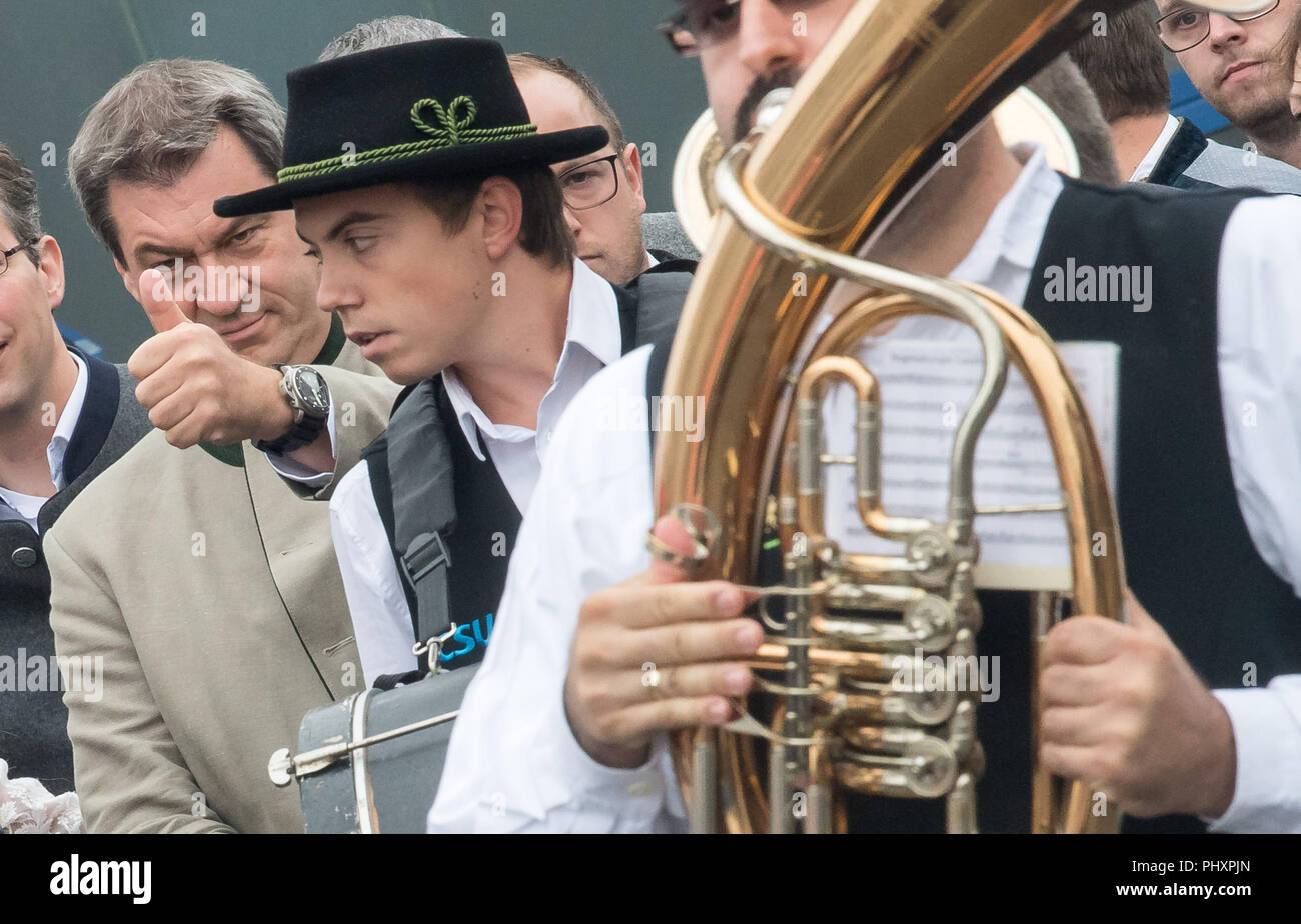 03.09.2018, Baviera, Abensberg: Markus Söder (l, CSU), il Ministro Presidente della Baviera, si sposta nel tendone con una banda di ottoni presso il politico pinta mattutina al Gillamoos folk festival. Il Gillamoos è uno dei più grandi e più antiche feste popolari nella Bassa Baviera e tradizionalmente offre uno scambio politico tra le parti. Foto: Peter Kneffel/dpa Foto Stock