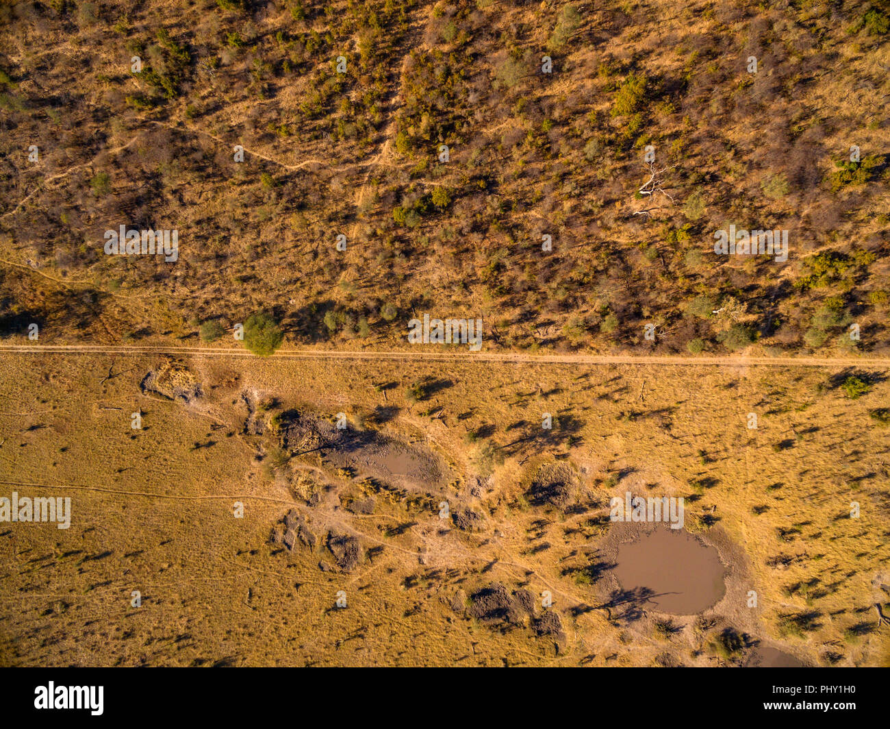 Il confine del Parco Nazionale di Hwange è visto dall'aria. Foto Stock