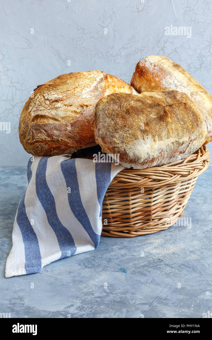 Appena sfornato il pane artigianale nel cestello. Foto Stock