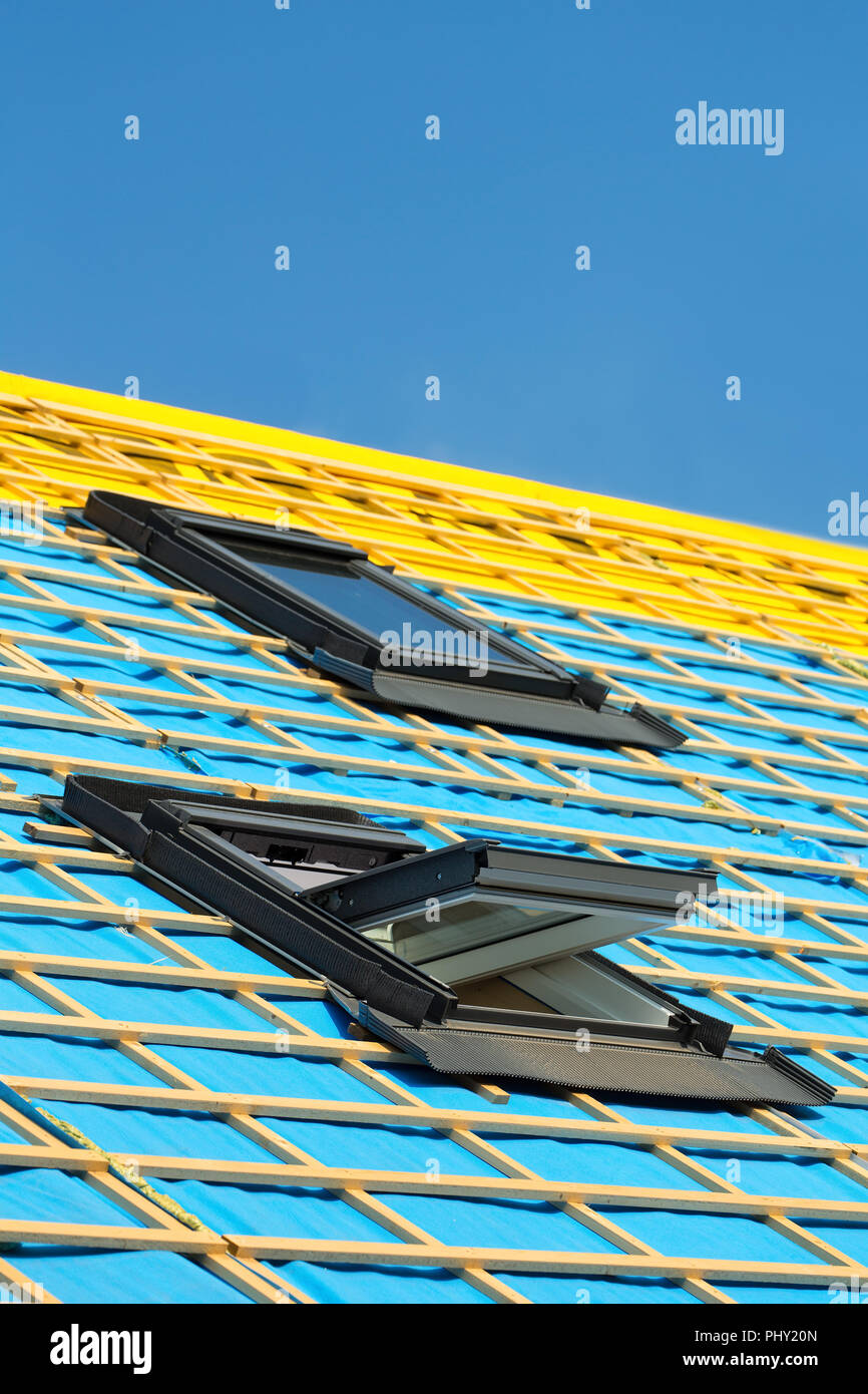 Due finestre del tetto sul nuovo tetto della casa olandese Foto Stock