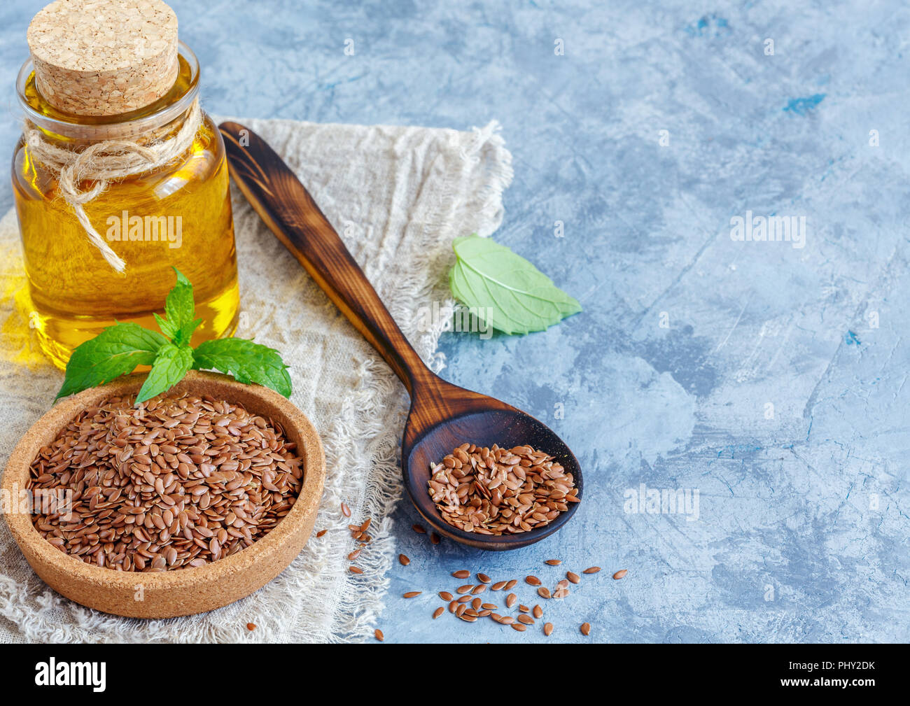 Brown semi di lino e olio di semi di lino in una bottiglia. Foto Stock