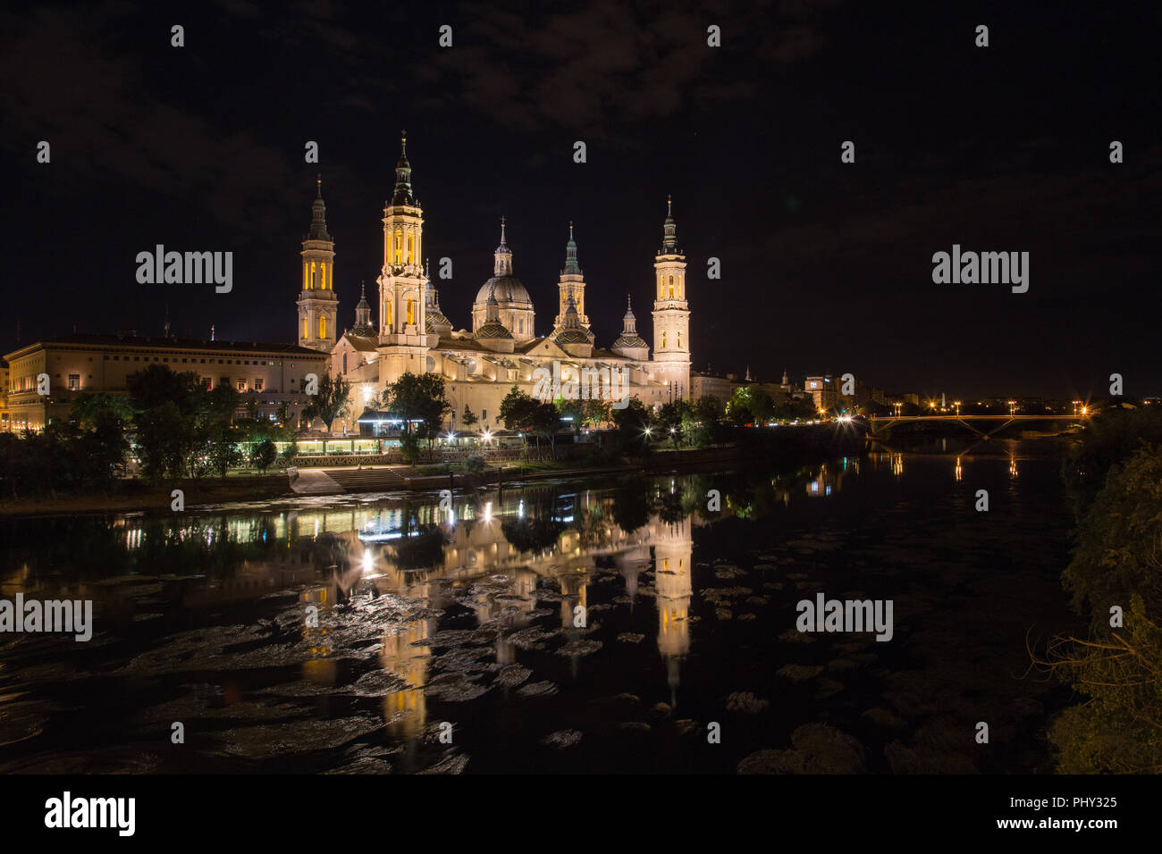 Basilica di Nuestra Señora del Pilar a Saragozza, Spagna. Si tratta di un incredibile struttura che sorge a lato del fiume Ebro. Foto Stock