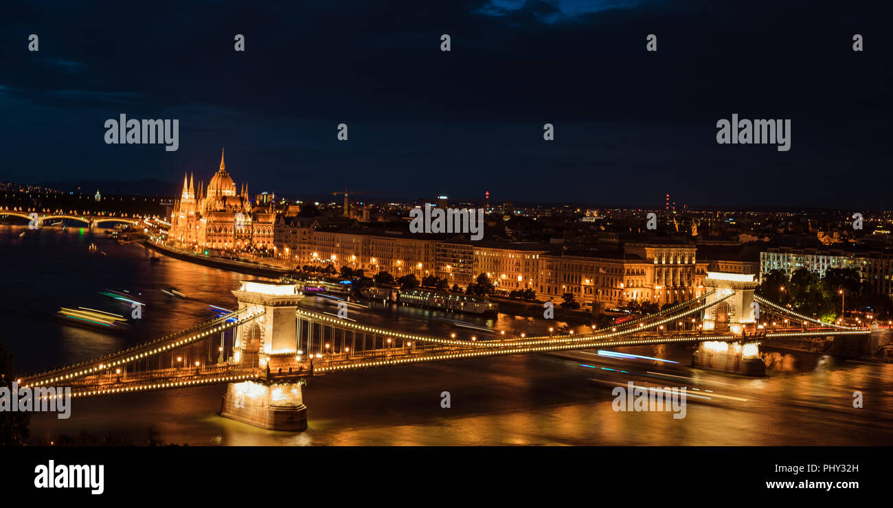 Budapest di notte. Fiume Danubio, Széchenyi il Ponte della Catena, e il palazzo del Parlamento dal castello di Buda in Ungheria Foto Stock
