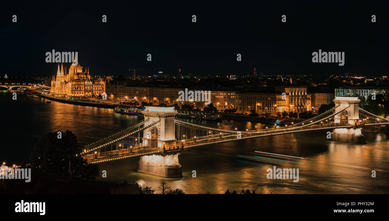 Vista panoramica del fiume Danubio, Széchenyi il Ponte della Catena, e l'edificio del Parlamento a notte (lunga esposizione, sentieri di notte) Budapest Ungheria Foto Stock