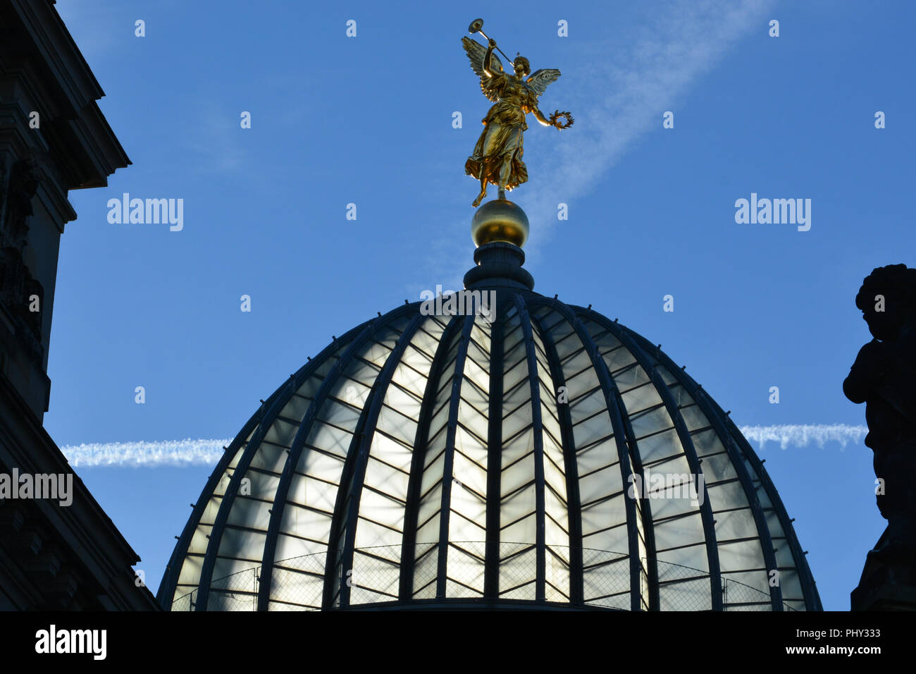 Dresda Accademia delle Belle Arti a cupola di vetro con la statua d'oro e bianco contrails su un cielo blu sullo sfondo. Foto Stock