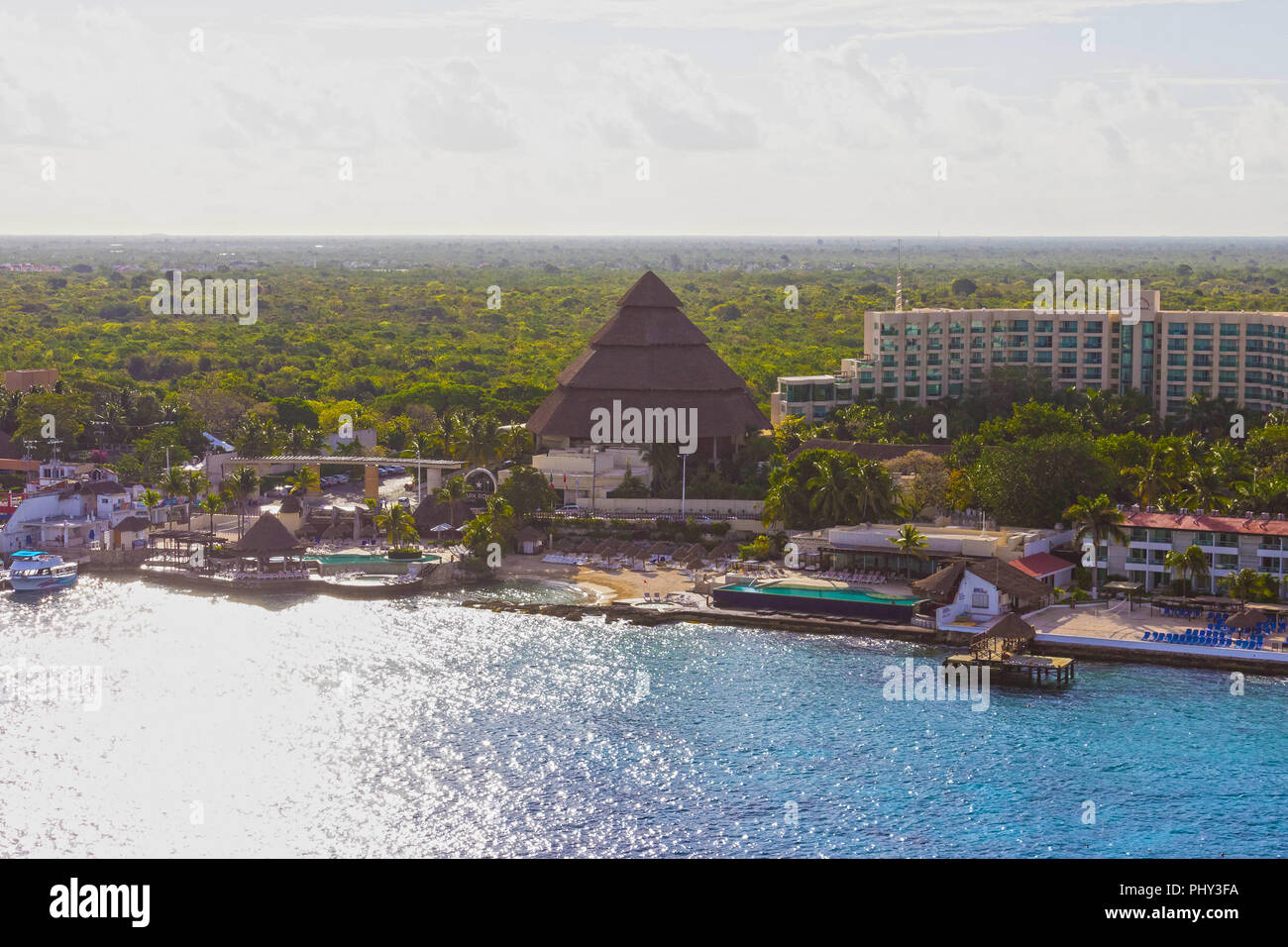 Cozumel, Messico - 04 Maggio 2018: la costa e il porto con il blu dei Caraibi acqua a Cozumel, Messico Foto Stock