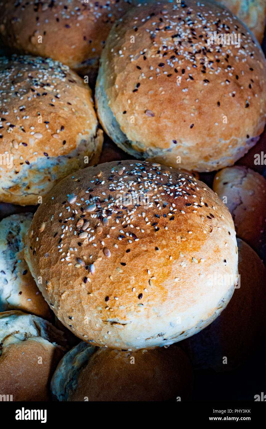 Close-up di un mucchio di multigrain rivestito di 'brun pav' pani (hard-crosta di pane), che sono una specialità di caffè Irani e parsi panetterie in Mumbai. Foto Stock